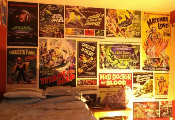 Hiasan dinding berupa kumpulan poster film dan konser